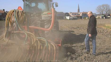 Siemen Huisman jr. zaait vanwege de oorlog in Oekraïne dit jaar op zijn eigen grond, en ook bij zijn klanten, extra zomertarwe in.