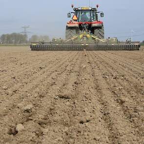 De zeven meter brede machine, een Celli Maxi, heeft een bedbreedte van 2.25 meter.