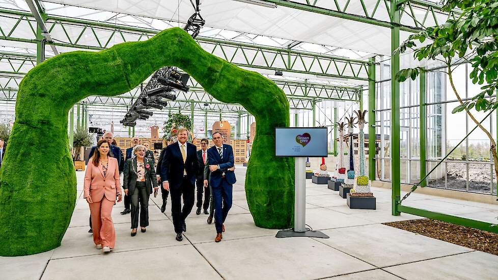 De koning wordt rondgeleid tijdens de opening.