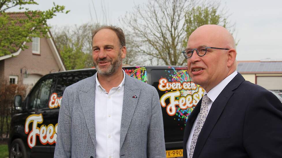 Minister Henk Staghouwer van Landbouw, Natuur en Voedselkwaliteit (LNV) arriveert op het erf bij Dogterom op Flakkee, Jacob Jan Dogterom ontvangt de minister.