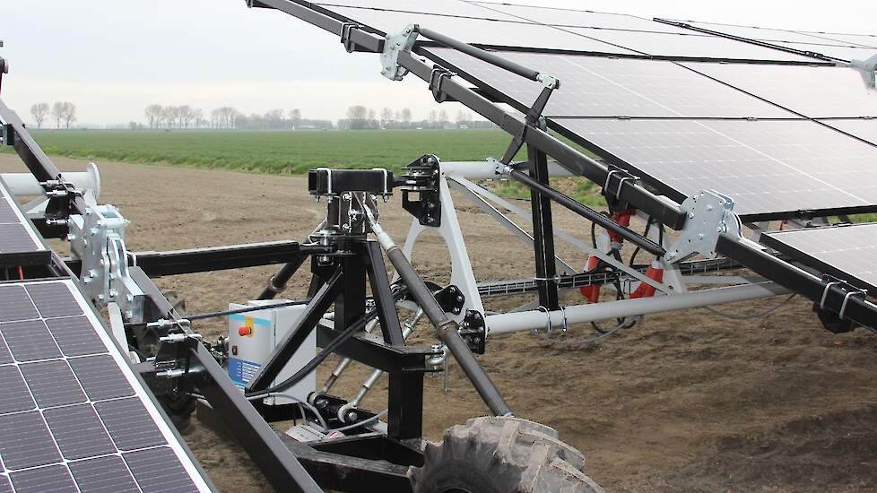 Verduurzaming staat al jarenlang centraal op het akkerbouw- en bloembollenbedrijf in Oude Tonge. De daken van de schuren liggen vol met zonnepanelen, en de telers gingen op zoek naar meer locaties voor het opwekken van zonne-energie. Het permanent plaatse