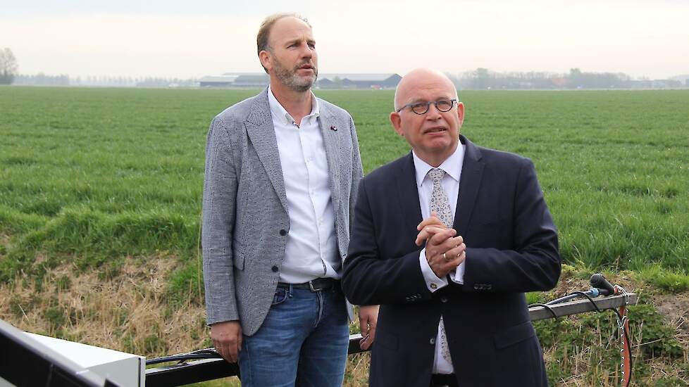 Jacob Jan Dogterom staat met minister Staghouwer klaar om het park in werking te zetten. De zon werkt reeds, maar de machine moet nog in beweging komen.