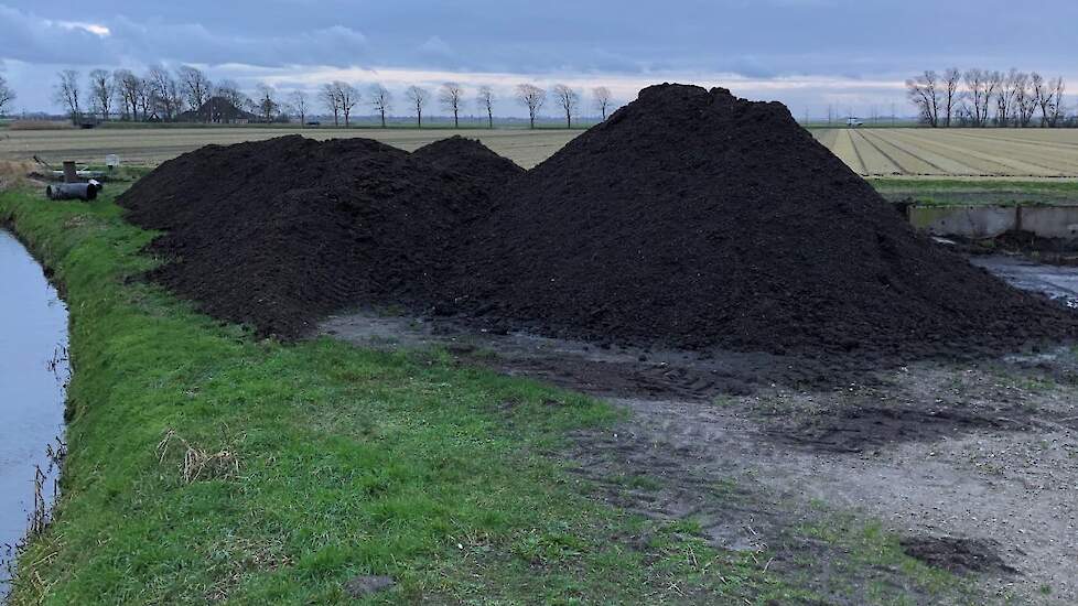 Afbeelding van een opslag te dicht naast de sloot. (klik op de foto voor een vergroting)