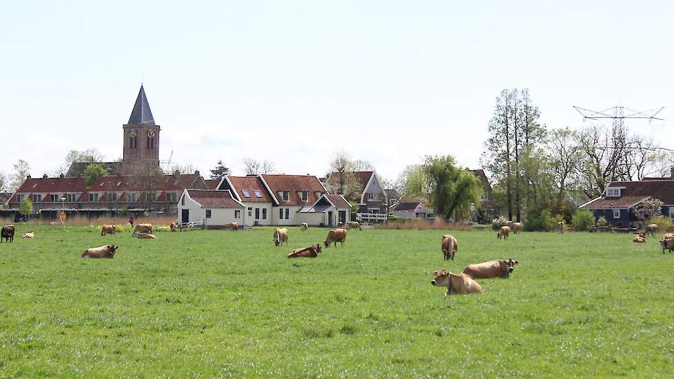 Pittoresk landschap onderweg, pendelend van zijn flat in Amsterdam naar z'n stageboerderij.