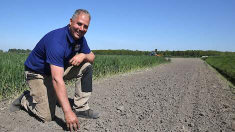Akkerbouwer Richard Enthoven op de akkerrand waar de bloemenrand komt. „Het blijft lastig om de juiste planten in bloei te krijgen.”