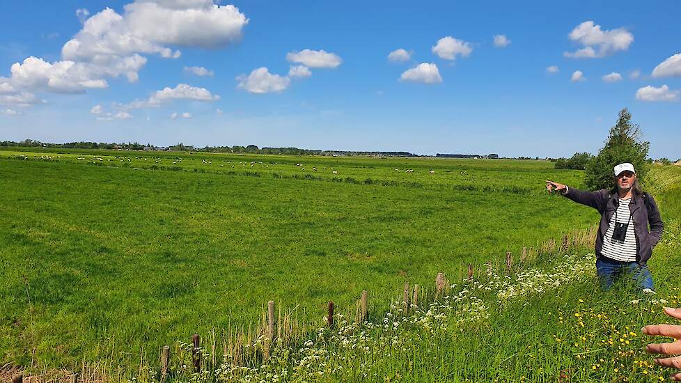 Rene Faber, veldcoördinator bij Rijn, Vecht en Venen, geeft uitleg over het weidevogelmozaïek.