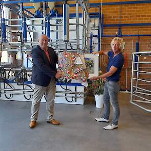 Algemeen directeur Delaval Geert-Jacob van Dijk overhandigt een schilderij aan Opleidingsmanager Silvio Ebbers van Yuverta MBO als felicitatie met de nieuwe praktijkruimte.