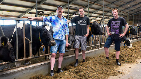 Jan, Jonathan en Arjan Zant (v.l.n.r.) moeten gebruikmaken van bredere looppaden met roosters met rubberbedekking en ruimere ligboxen voor de 1 ster Beter Leven-zuivel.