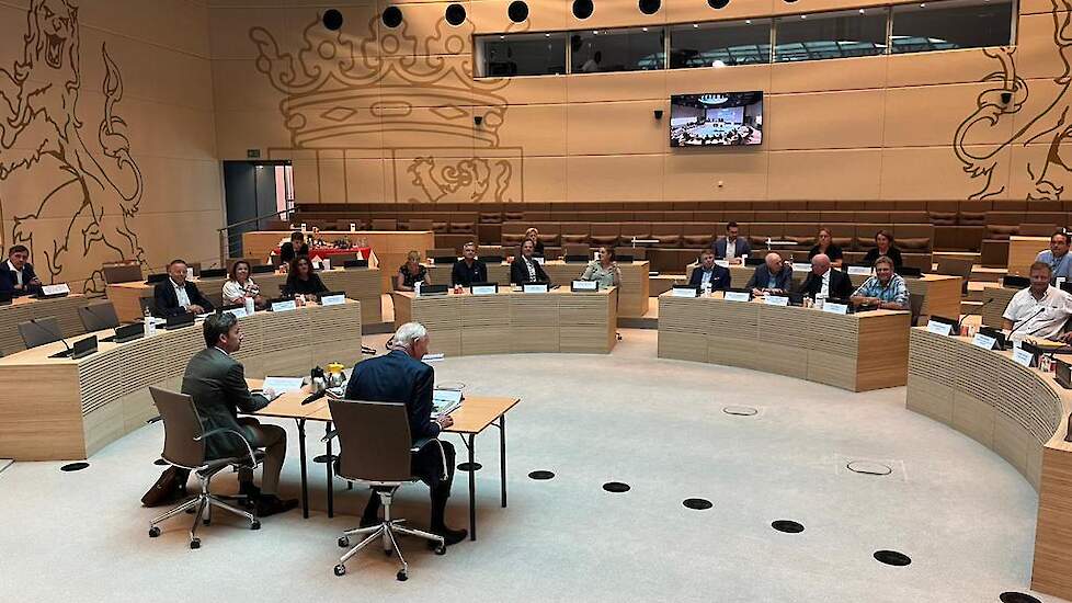 Foto ter illustratie. Remkes in gesprek met boerenorganisaties.