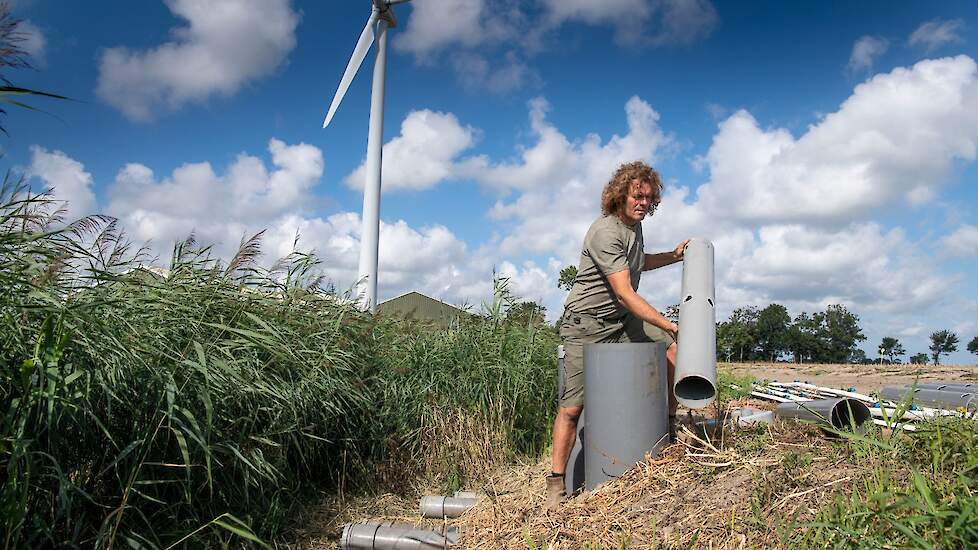 Schenk stelt de peildrainage in.