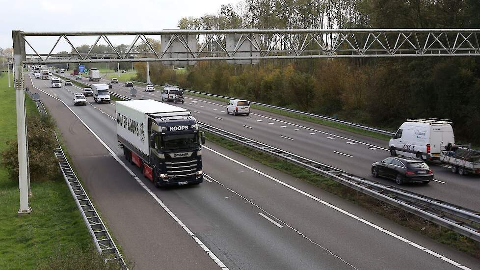 Zes Kamerleden vindt het een kwalijke zaak dat de stikstofruimte die vrijkomt door de uitkoop van boerderijen wordt gebruikt voor verbreding van een autosnelweg.
