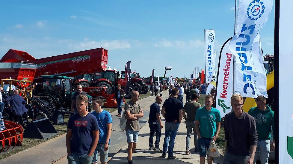 Elke bezoeker kuiert op zijn minst een keer over het mechanisatieplein. Standhouders staan er vooral om in beeld te zijn en contacten aan te halen. Maar dat niet alleen, verwoordt een dealer: „Op deze dag wordt niet verkocht, maar krijgen aankoopbeslissin