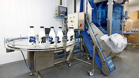 Na pasteurisatie wordt de melk teruggekoeld en met een afvulmachine in flessen gebotteld. De verwerking vindt binnen 10 minuten plaats.