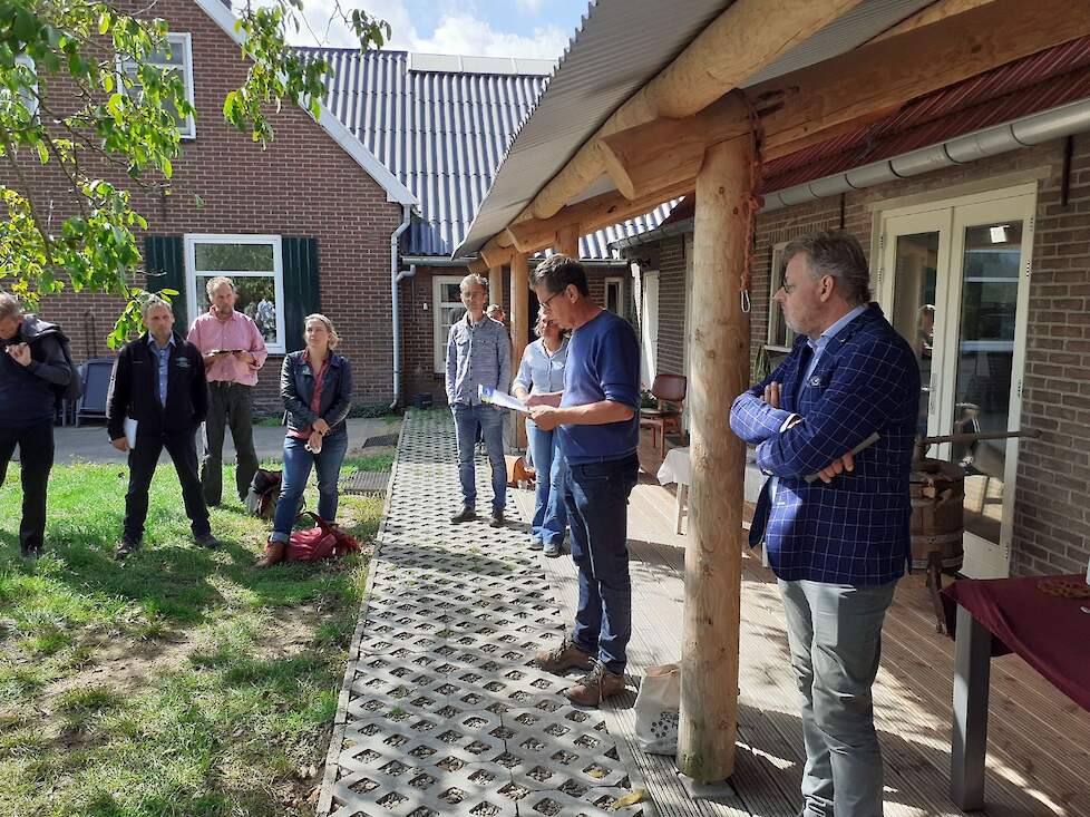 Piet Rombouts (in het midden met het papier) in 2020 bij een bijeenkomst in Stokkum.