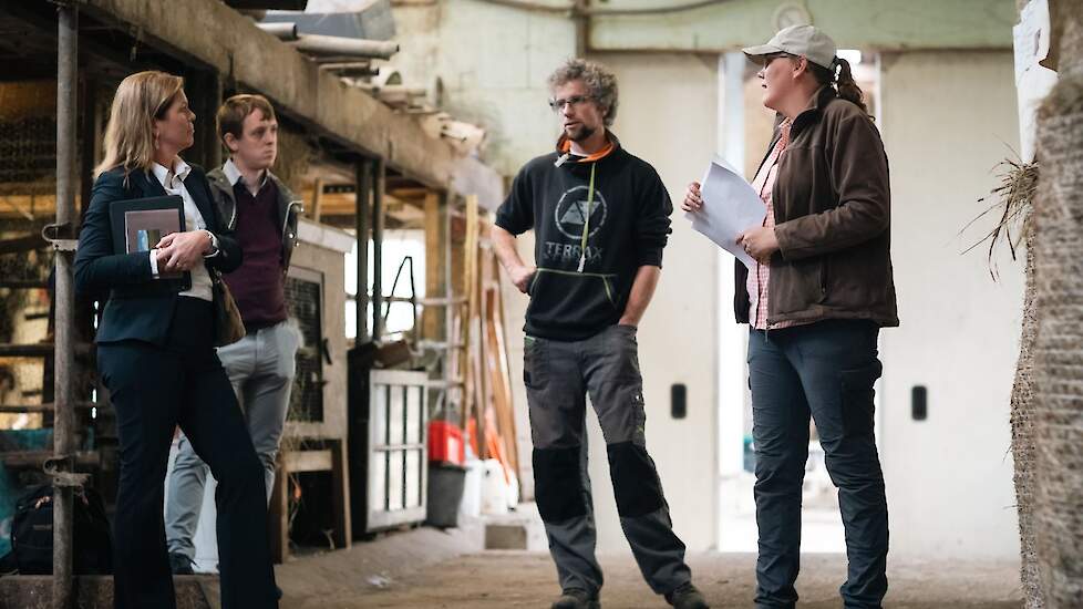 Ministerbezoek kroon op het werk voor biologische melkveehouders Verhoef