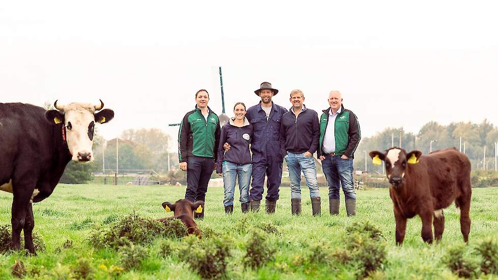 Daan Tomesen (De Groene Weg), Mieke Mul en Gerard Mul (Boerderij Boterhuys), Allard Bakker (De Groene Weg) met elkaar in de weide van de familie Mul in Warmond.