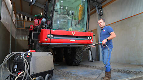 Akkerbouwer Jan van Rijn investeert in een overdekte wasplaats voor spuitmachines.