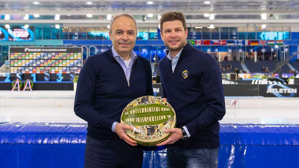 Kaasmaker Tuncay Özgüner (links) en Sven Kramer (sponsordirecteur bij Jumbo-Visma).