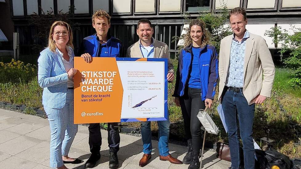 Christianne van der Wal ontvangt 'stikstof waarde cheque' van Eurofins Agro