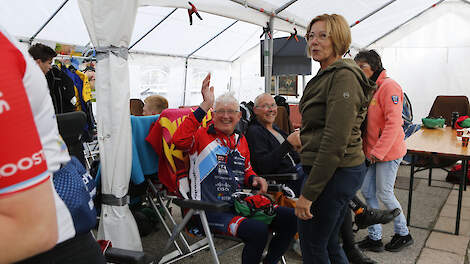 Johan Verbeek in het oppeppunt van BIG Challenge na zijn eerste beklimming. Rechts zijn vrouw Jantine.