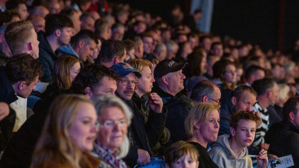 Volgepakte tribunes in Leeuwarden.