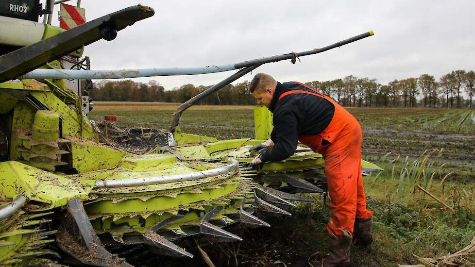 Een medewerker maakt de messen schoon.