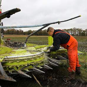 Een medewerker maakt de messen schoon.