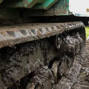 Veel modder op de rupsbanden.