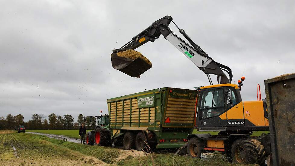 De silagewagen brengt de mais naar de desbetreffende boer.