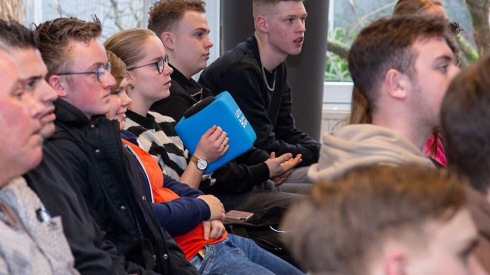 De studenten stellen goed doordachte en geïnteresseerde vragen aan de sprekers.