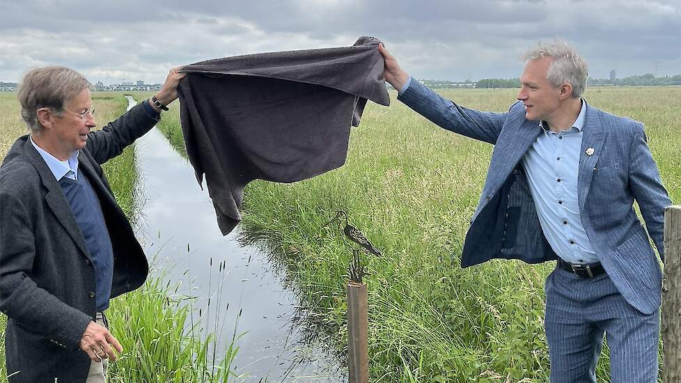 Jan Jaap de Graeff, oud-bestuurslid van stichting Twickel (links) en Berend Potjer, gedeputeerde Natuur.