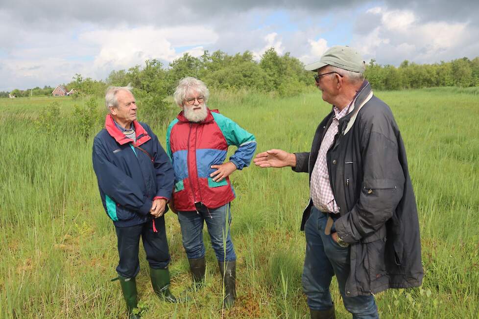 Cees de Boer (rechts) legt aan Henk Rampen (links) en Henri Prins uit hoe het natuurgebied is veranderd.