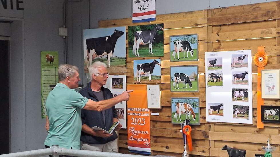 Cees Welboren en Bauke de Boer bij een deel van de 'wall of fame'.