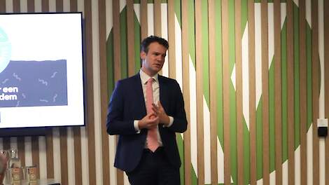 De Noord-Hollandse landbouwgedeputeerde Jelle Beemsterboer spreekt een zaal bezorgde boeren toe.