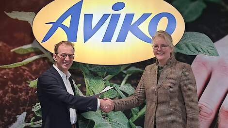 Dick Zelhorst (Aviko) en Marleen de Rond (Avebe) bekrachtigen de overeenkomst.