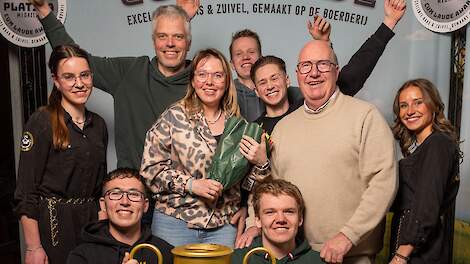 Het winnende team na de prijsuitreiking door de organisatie.