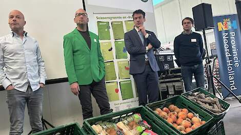 Van links naar rechts: Bart Fischer (retaildeskundige 7BFT), Dick Schaap (groenten en fruit groothandel Dick Schaap), Jelle Beemsterboer (gedeputeerde provincie Noord-Holland) en Pelle Nijdam (Ekoplaza)