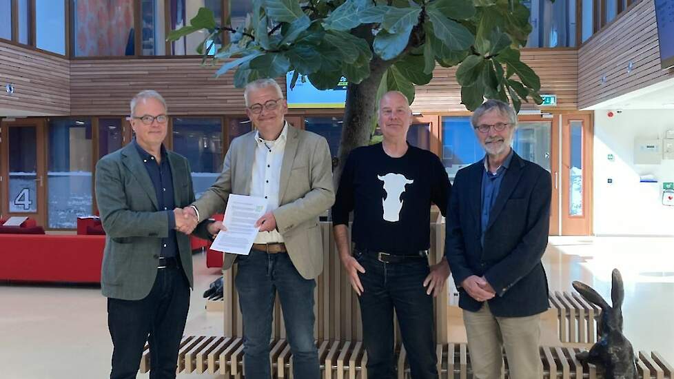 foto van overhandiging pachtnotitie en open brief door Philippe Terheggen voorzitter burgercooperatie Land van Ons aan wethouder Daan Binnendijk (CDA) van Leiderdorp. Op de foto verder: Nico Wisse en Ton Gordijn aanwezig namens het Land van Ons-perceel Ou