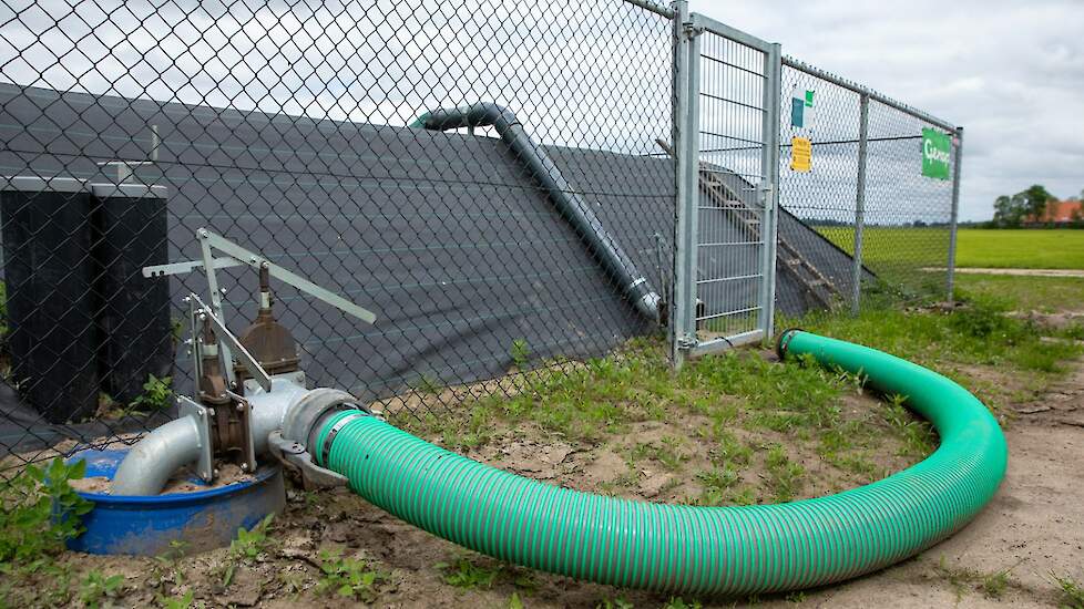 Afname vulstation en een vulleiding over de dijk bij een folie bassin