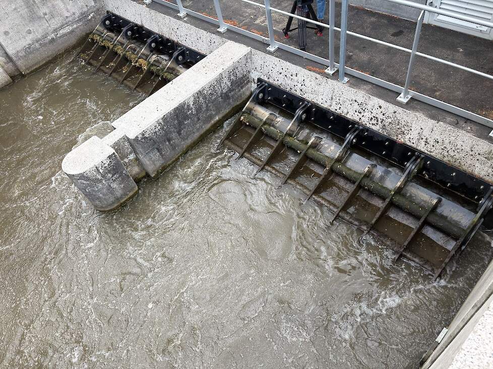 Het gemaal opent, het water kan vanuit het Amsterdam-Rijnkanaal makkelijker naar West-Nederland via de Leidsche Rijn.