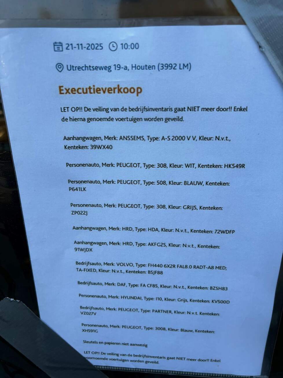 Een A4'tje dat op het raam is geplakt vrijdagochtend.