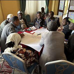 De deelnemers in overleg.