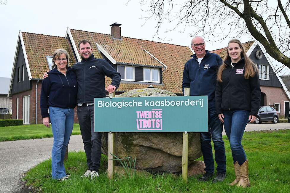 De trotse familie Elderink van melkveehouderij Het Hengelman in De Lutte (OV).
