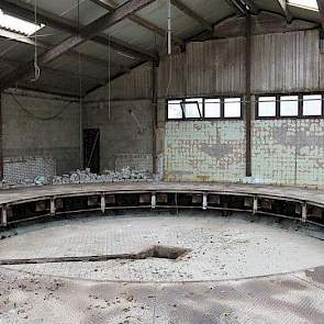 Een bestemming moet nog gevonden worden voor dit oude melkgebouw. Ongelooflijk maar waar: al in 1978 molk de Heihoeve met een 32-stands binnenmelker. 'Mijn vader startte in de jaren '70 een bedrijf met twee neven, en 13 aandeelhouders. Nu doe ik het allee